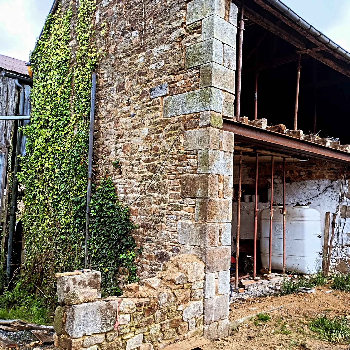 Chaînage d'angle en granit — Trans-la-Forêt