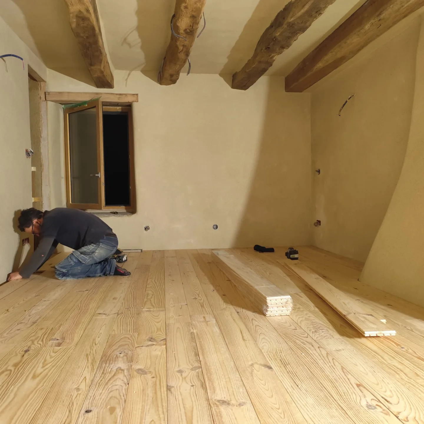 Plancher en pin, pose sur solivage — Trans-la-Forêt