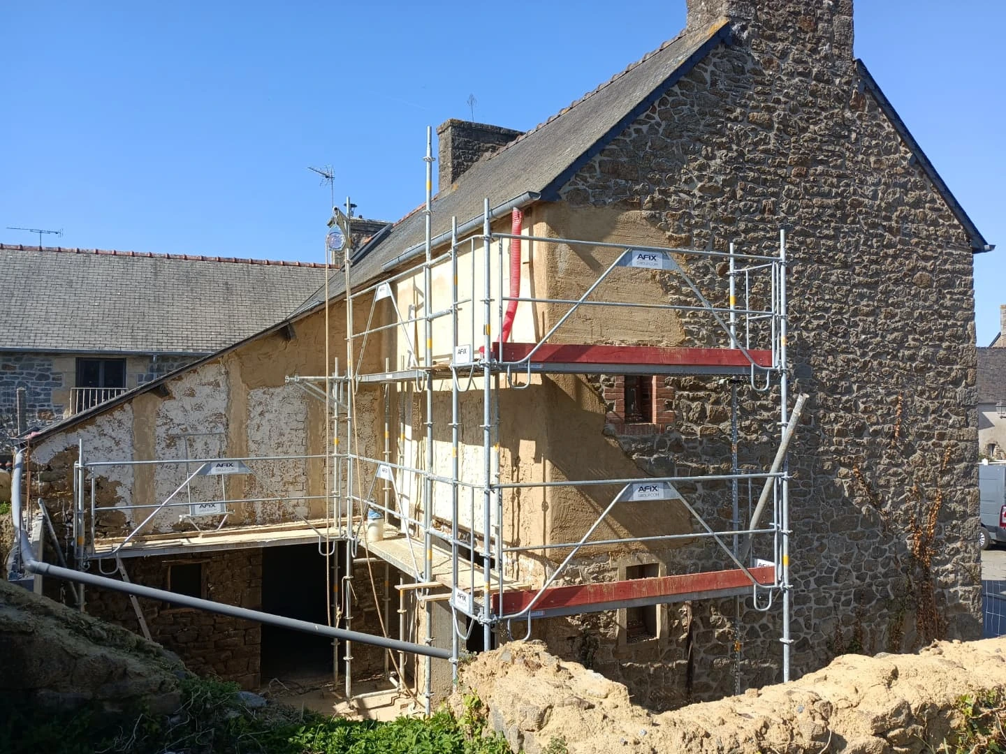Longère, enduit terre en cours — Pleine-Fougères